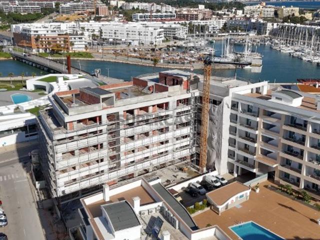 Apartamento com piscina e ginásio, T2 localizado no último piso, vista Marina de Lagos/Algarve, Portugal