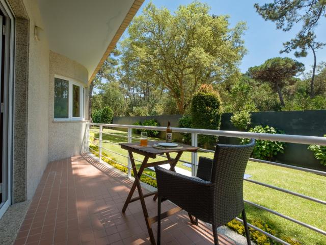 Apartamento com piscina e jardim, perto do mar