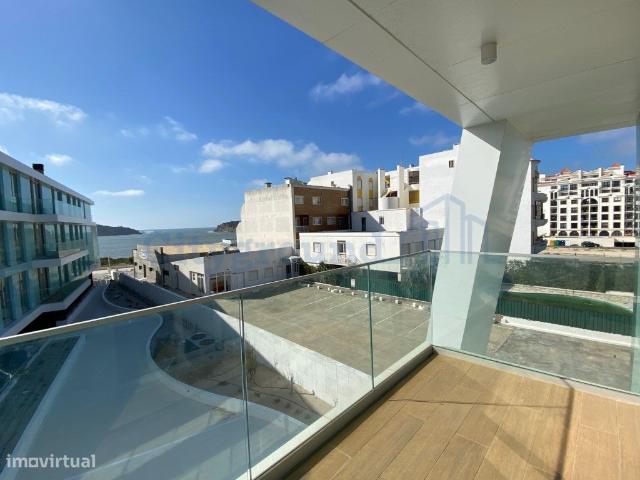 Apartamento com piscina e vista mar em So Martinho do Porto