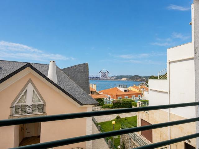 Apartamento com piscina e vista a Baia