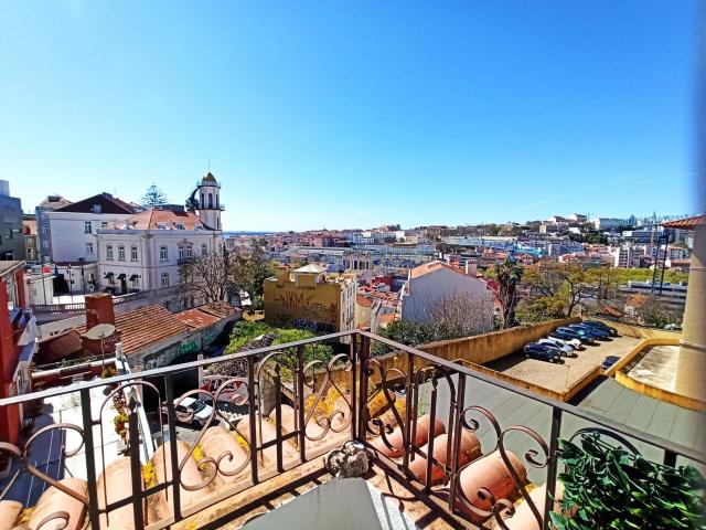 Apartamento com terraço e vista junto ao jardim do Torel