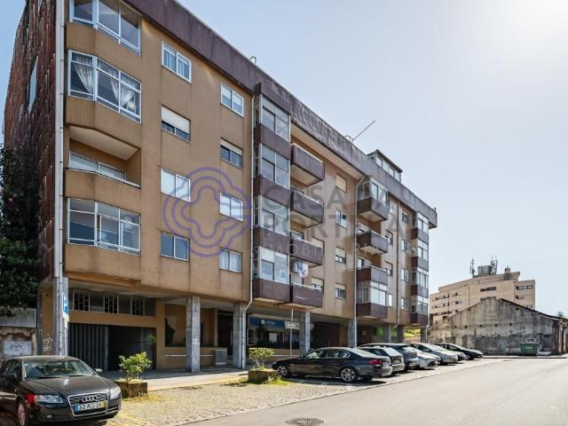 Apartamento com terraço junto á nova linha do metro RUBI