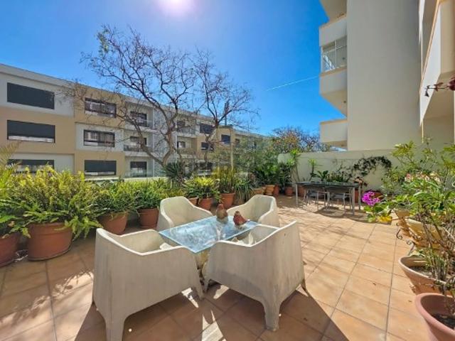 Apartamento com Terraço Privativo e Garagem no Coração de Portimão