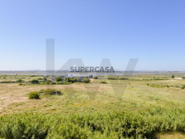 Apartamento com Vista Rio e Campo: Luz Nascente/Poente, Escolas e Comércio à Porta, no Montijo