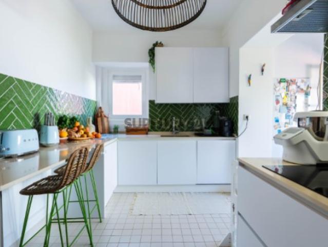 Apartamento como novo T2 em Cacilhas com Pátio e Escritório