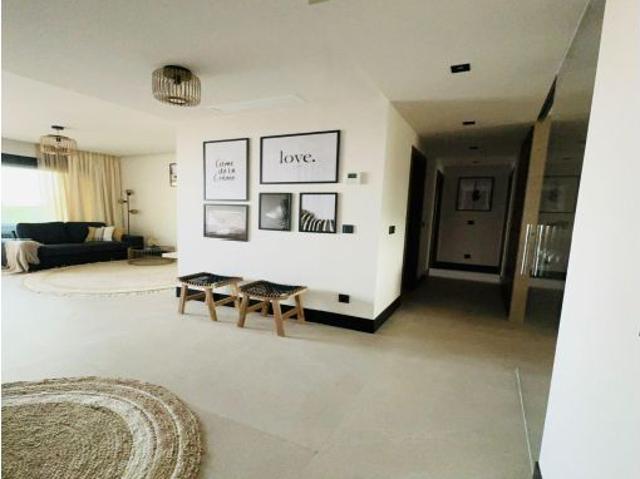 ? Apartamento contemporáneo con gran terraza y vistas al mar en Marbella Lake, Nueva Andalucía