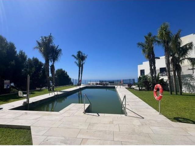 APARTAMENTO con 2 dormitorios y amplia terraza con VISTAS AL MAR, en BENALMÁDENA. A estrenar y con