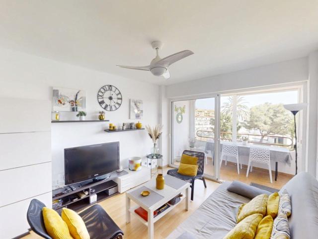 apartamento con amplia terraza con vistas al mar y al canal, orientación sureste
