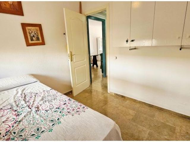 Apartamento con amplia terraza, garaje y piscina a pocos metros del mar en Benalmádena Costa