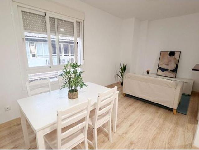 ¡Apartamento con garaje y trastero junto al Hospital Civil!