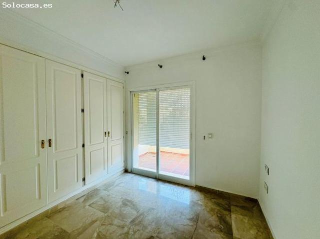 APARTAMENTO CON GRAN TERRAZA Y VISTAS EN SEA SUN HILLS, SELWO – ESTEPONA