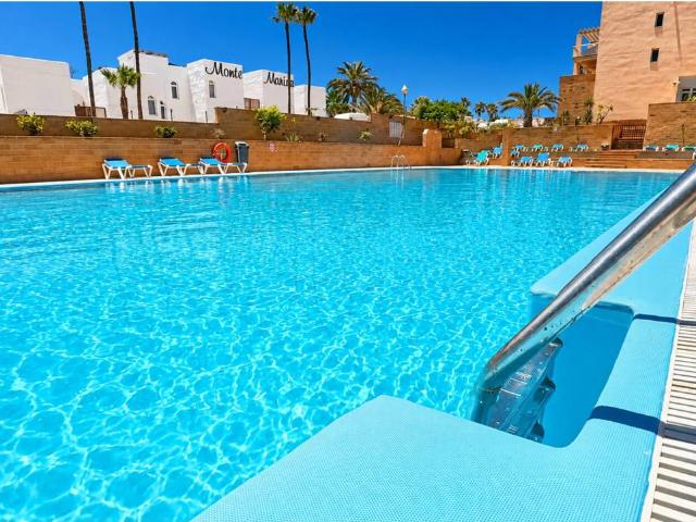 Apartamento con dormitorio separado, terraza, piscina y plaza de garaje en Esquinzo
