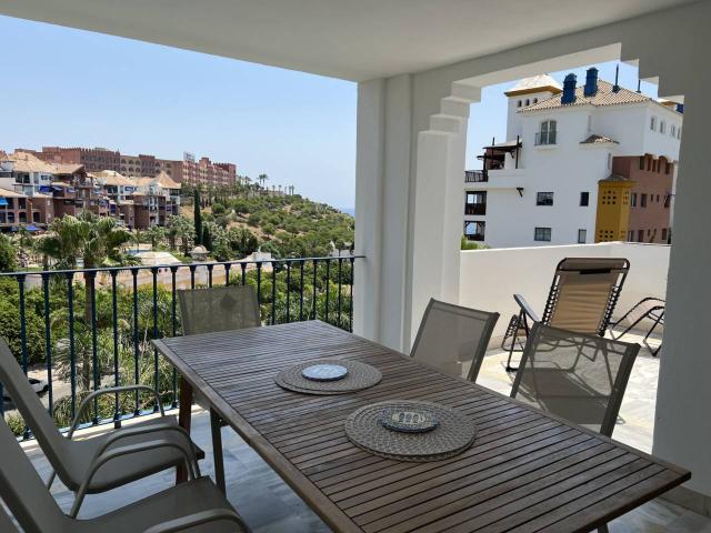 APARTAMENTO con fantástica terraza y piscina abierta todo el año