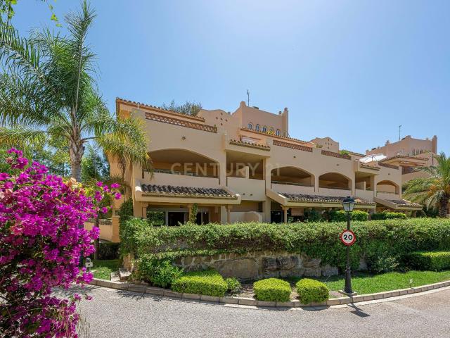 Apartamento con jardín de 2 dormitorios en alquiler en Santa María Village, Elviria