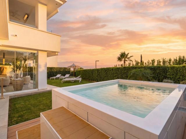 Apartamento con jardín estilo resort en el corazón de Santa Clara Golf Marbella East