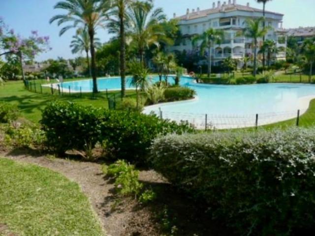 APARTAMENTO CON JARDÍN PRIVADO A 5 MIN DE LA PLAYA EN LA MILLA DE ORO MARBELLA