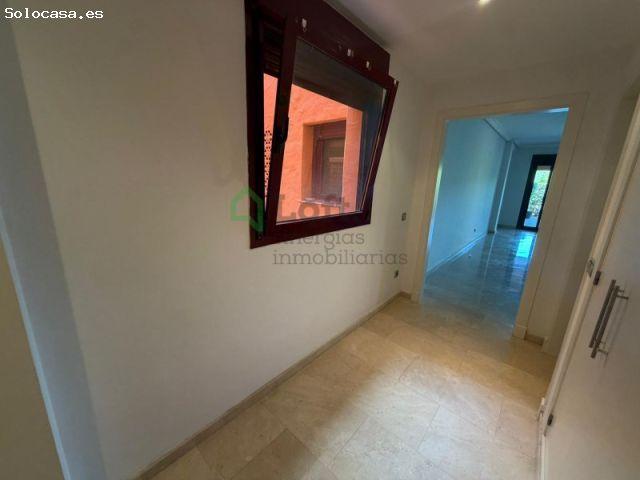 APARTAMENTO CON PISCINA, JARDÍN Y GARAJE EN CASARES, MÁLAGA