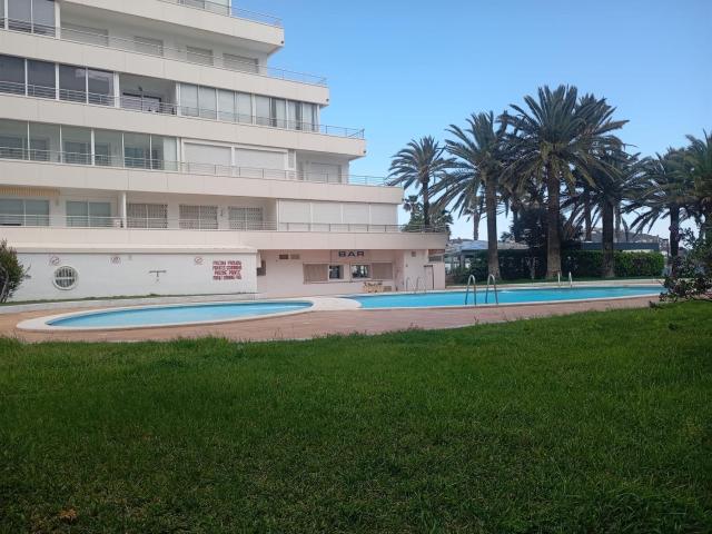 Apartamento Con Terraza Y Parquing En Primera Linea De Mar E. 75m² Roses