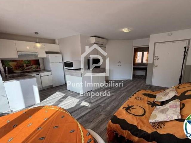 Apartamento con terraza y piscina en Empuriabrava