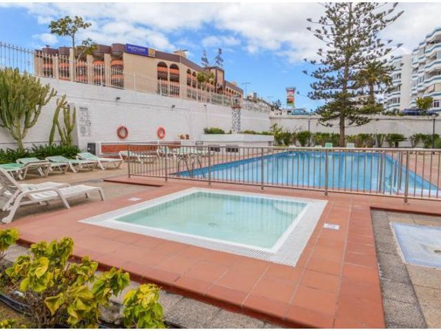 Apartamento con terraza y vistas a la piscina en el CC. El Yumbo