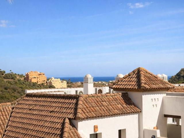 Apartamento con vista al mar en Duquesa Village, cerca de Puerto de la Duquesa