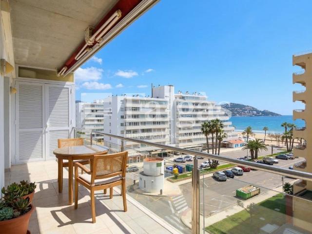 Apartamento con vistas al mar, terraza soleada y dos parking. 64m² Roses