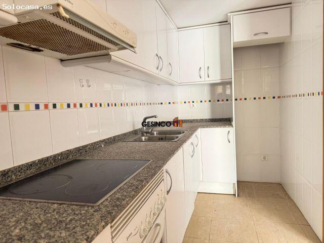 Apartamento con vistas al mar, terraza y piscina