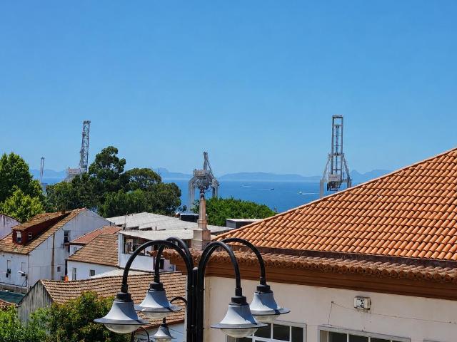 APARTAMENTO CON VISTAS AL MAR, ASCENSOR Y AMPLIA BODEGA A 10 MINUTOS DEL CENTRO DE VIGO