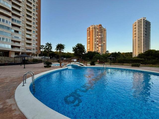 APARTAMENTO CON VISTAS AL MAR, PISCINA, JARDINES Y TERRAZA EN LA DEMANDADA ZONA DE VÍA PARQUE, BENIDORM