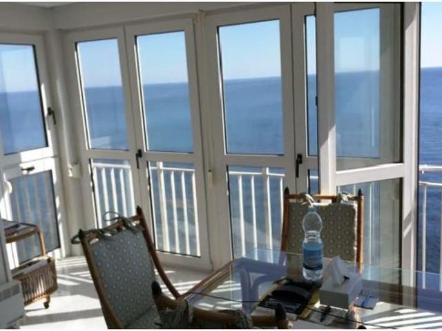 APARTAMENTO CON VISTAS PANORAMICAS AL MAR FRONTAL Y LATERAL! 4 DORM. 2 BAÑOS. GARAJE+TRASTERO