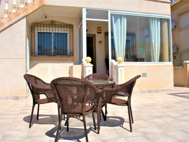 Apartamento clásico de dos dormitorios en planta baja para alquiler a largo plazo