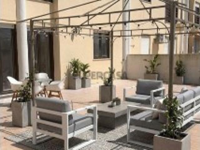 Apartamento de 4 assoalhadas com Terraço e Parqueamento Em Fase de Remodelação