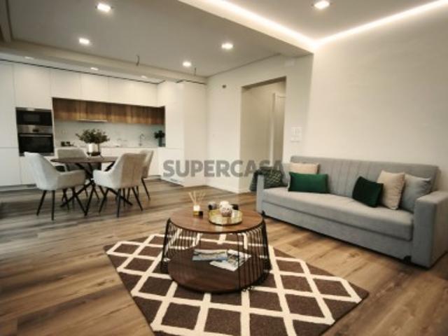 Apartamento de 4 Assoalhadas Recuperado em Benfica