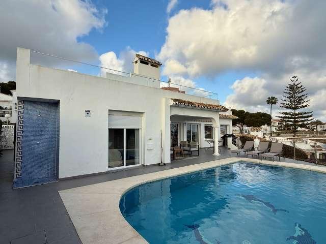 Apartamento de 4 dormitorios en alquiler en Mijas, Málaga