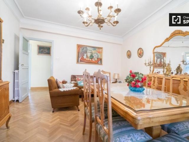 Apartamento de 4 dormitorios en alquiler en Cuatro Caminos, Madrid