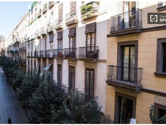 Apartamento de 4 habitaciones en alquiler en El Raval, solo para profesionales