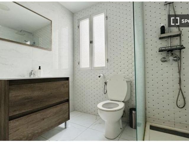 Apartamento de 4 habitaciones en alquiler en La Creu Coberta, Valencia, ideal para profesionales y p