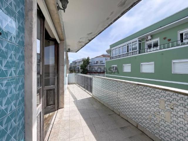 Apartamento de 5 assoalhadas na rua Capitão Leitão, Almada