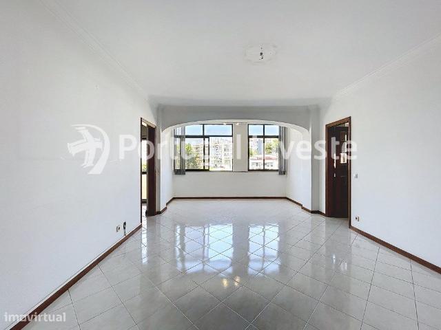 Apartamento de 5 Assoalhadas com Arrecadao e vista Rio no Pragal.