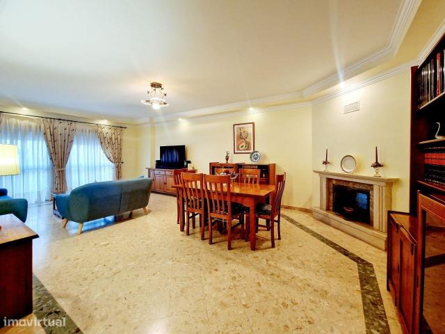 Apartamento de 5 assoalhadas com parqueamento, arrecadao e varanda