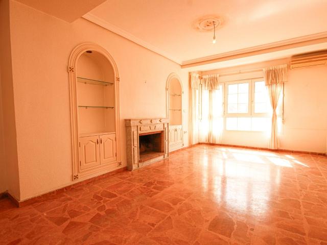 APARTAMENTO DE 5 DORMIORIOS 2 BAÑOS EN CENTRO DE TORREVIEJA ALICANTE