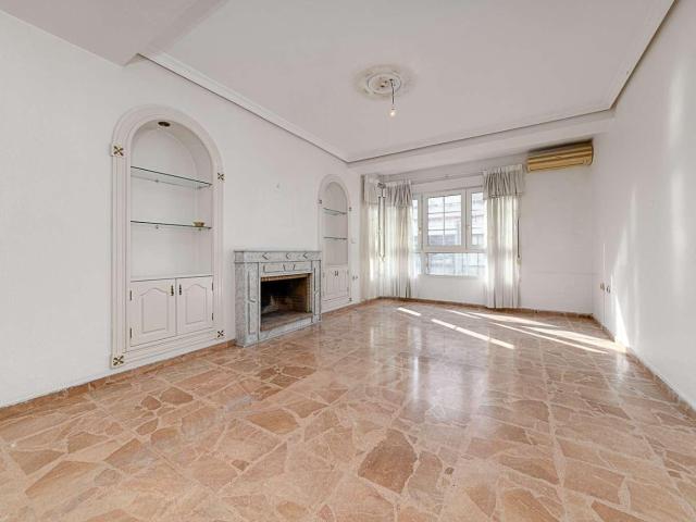 APARTAMENTO DE 5 DORMITORIOS A 200 METROS DEL MAR ZONA TORREVIEJA CENTRO