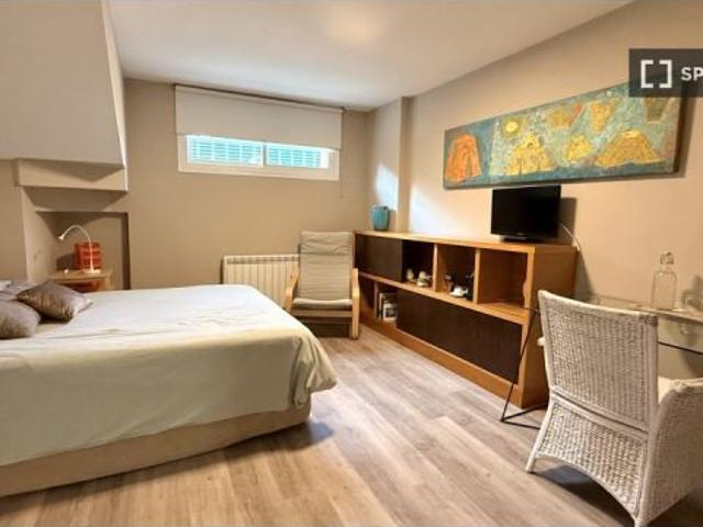 Apartamento de 5 habitaciones en alquiler en Valdefuentes, Madrid, gastos incluidos, se admiten pare