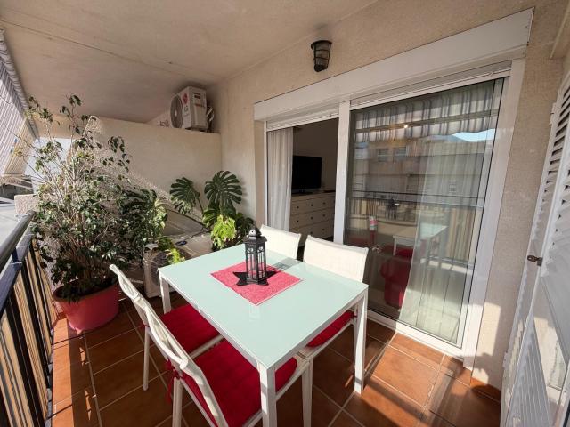 Apartamento de 1 dormitorio con terraza y piscina en Benalmádena ·