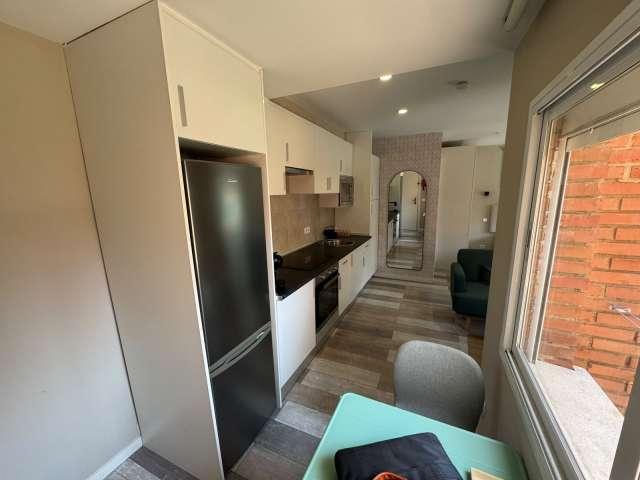 Apartamento de 1 dormitorio en alquiler en Valdeacederas, Madrid