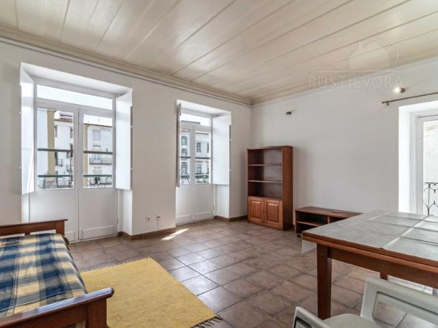 Apartamento de 2º andar com 4 assoalhadas, com magnifica vista para a Praça do Giraldo