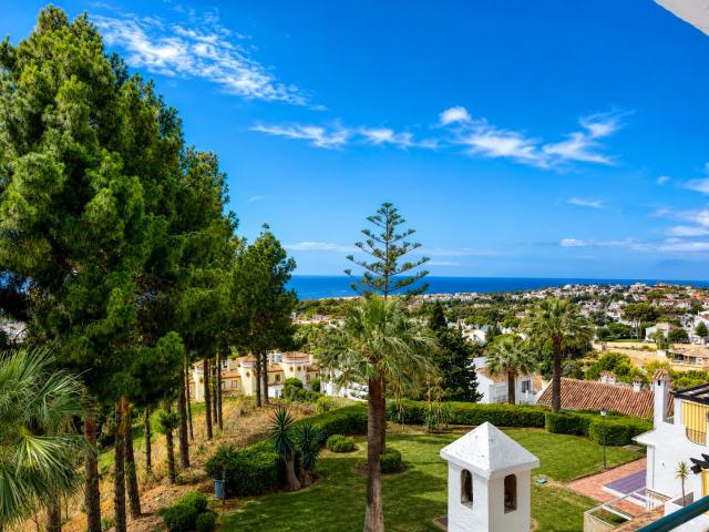 Apartamento de 2 dormitorios orientado al sur con vistas al mar en una urbanización cerrada
