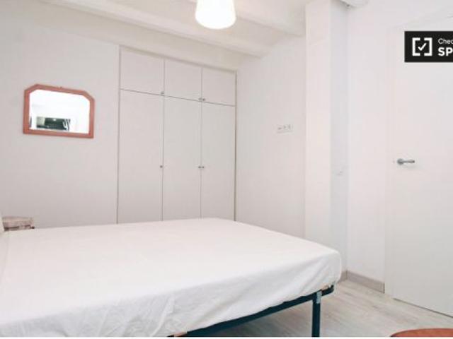 Apartamento de 2 dormitorios con aire acondicionado y balcón en alquiler en El Raval