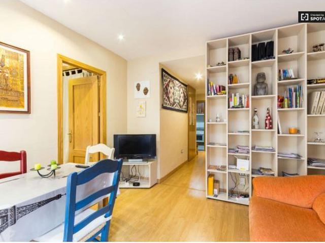 Apartamento de 2 dormitorios con aire acondicionado y balcón en alquiler en la zona de Atocha