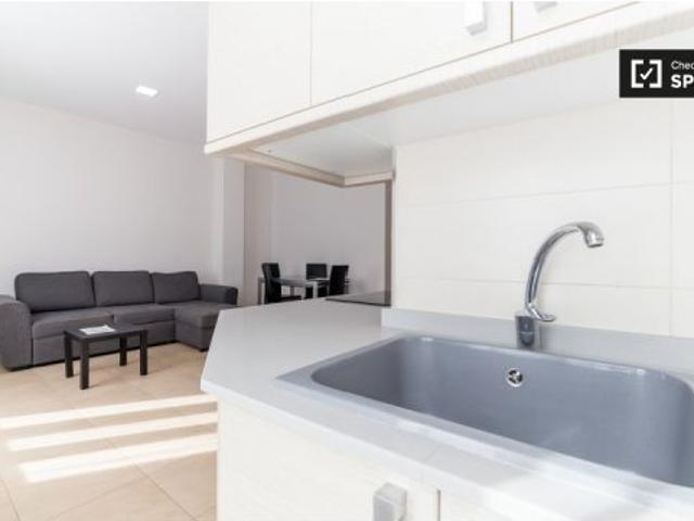 Apartamento de 2 dormitorios con balcón en alquiler en Camins al Grau